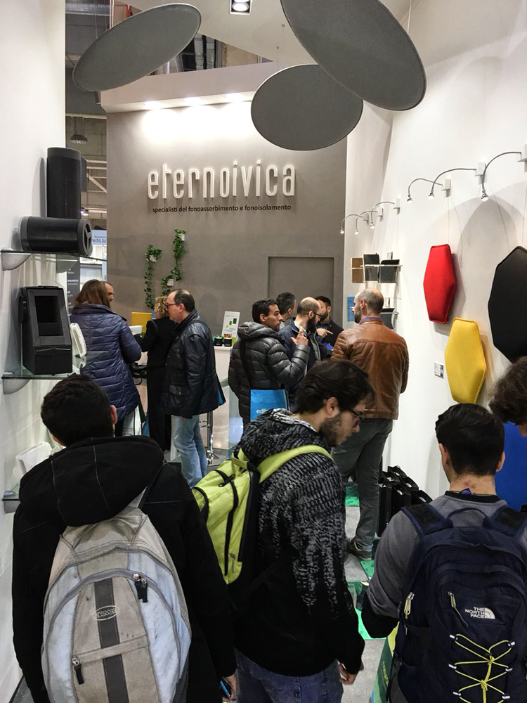 Persone interessate ai prodotti Eterno Ivica visitano il padiglione al Klimahouse 2018